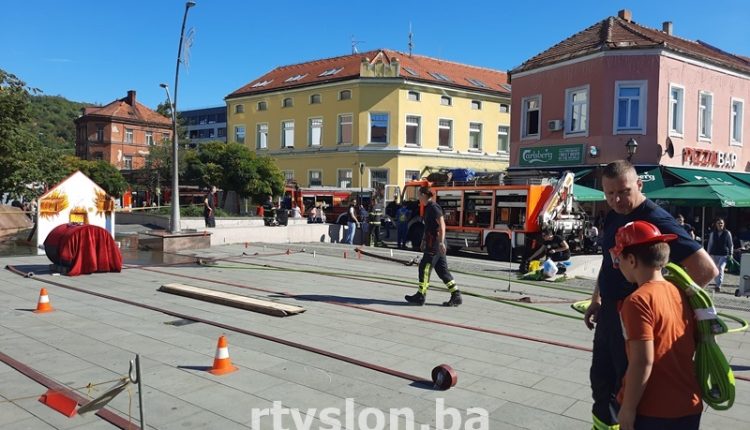 /foto/-tuzlanski-vatrogasci-gradjanima-predstavili-svoj-rad-i-opremu