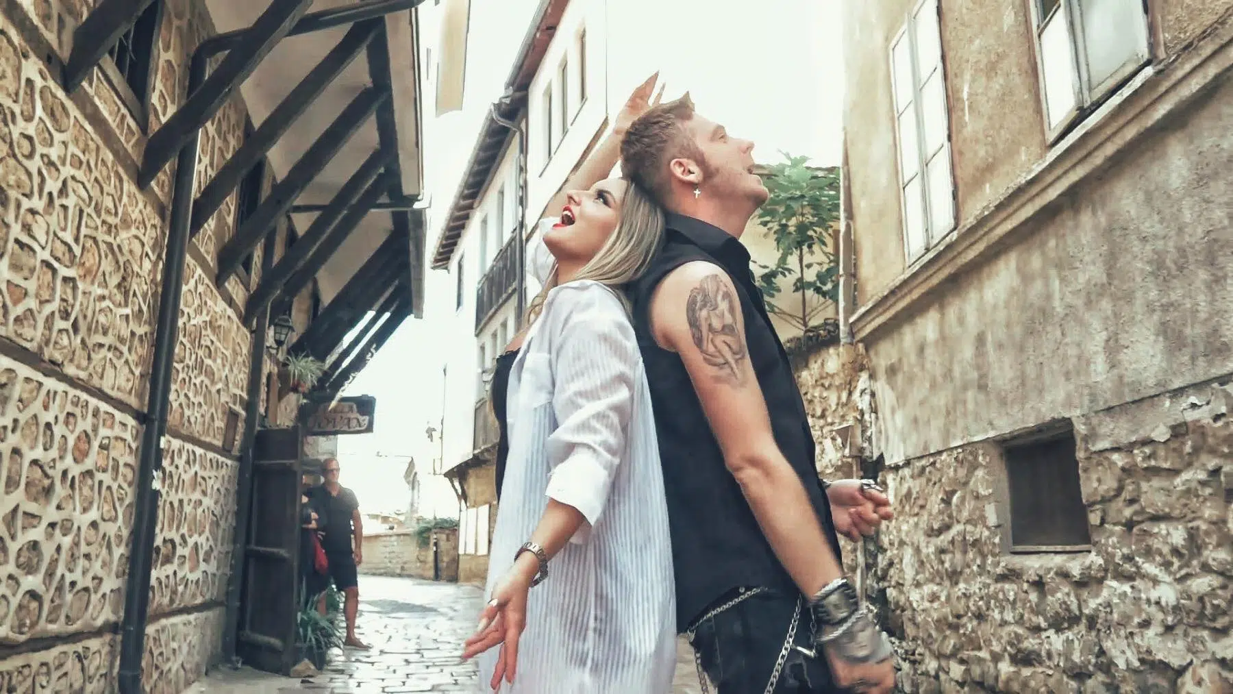 NEZAPAMĆENA ENERGIJA: Aleksandar Josifovski i Belma Huseinefendić izbacili spot za pjesmu „Voli me ko sebe“