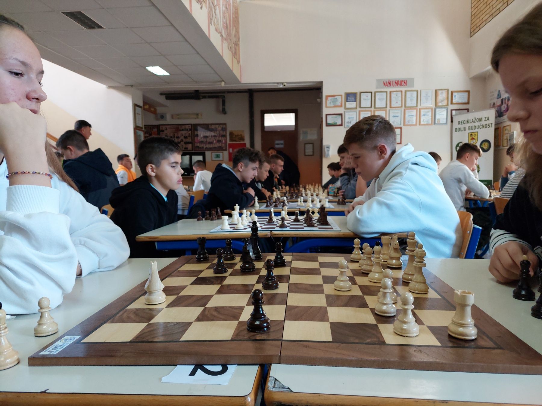održano gradsko takmičenje u šahu učenika osnovnih škola sa područja grada gradačca .