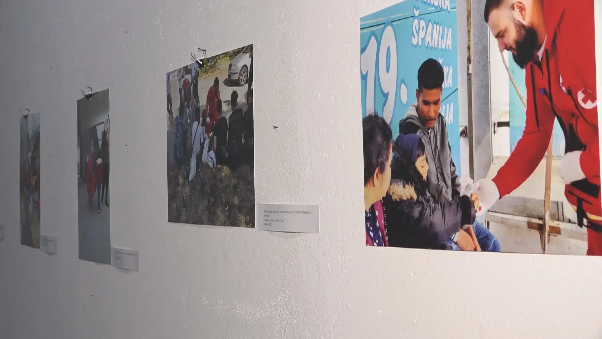 (VIDEO) Izložba “Migracije: Tragovi koji ostaju” otvorena u Tuzli