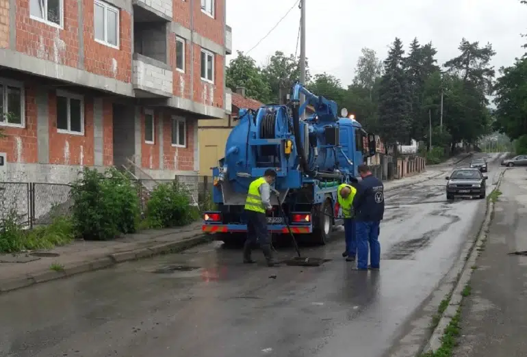I danas bez vodosnabdijevanja više tuzlanskih naselja, obezbijeđene cisterne sa pitkom vodom