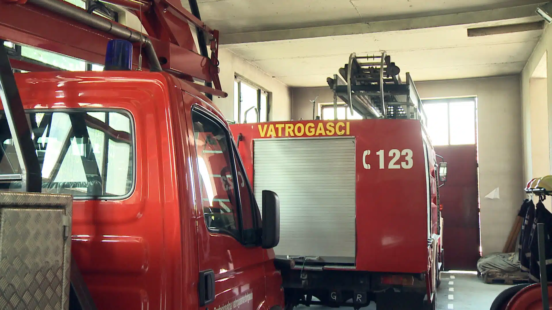 Vatrogasci u TK gasili nekoliko požara, gorio poslovni prostor u zgradi Tehnograda u Tuzli