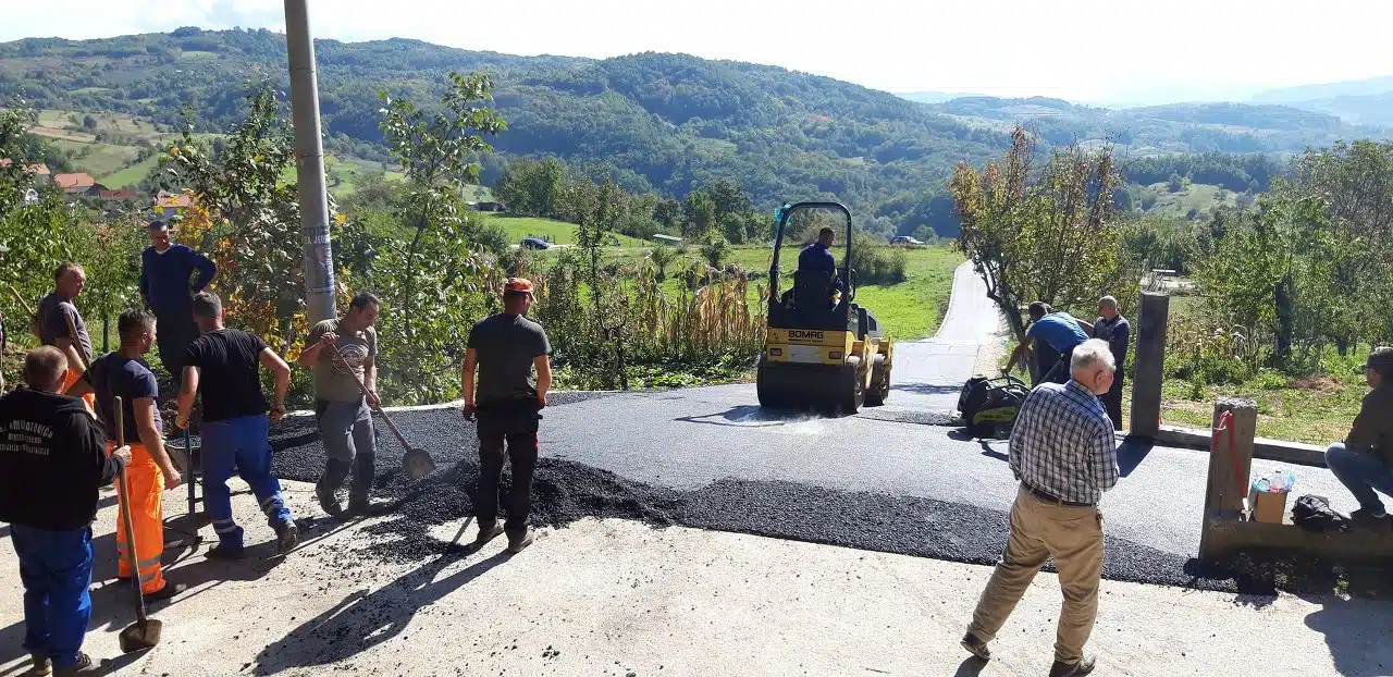 Privodi se kraju asfaltiranje puteva u nekoliko sapanjskih naselja (FOTO)