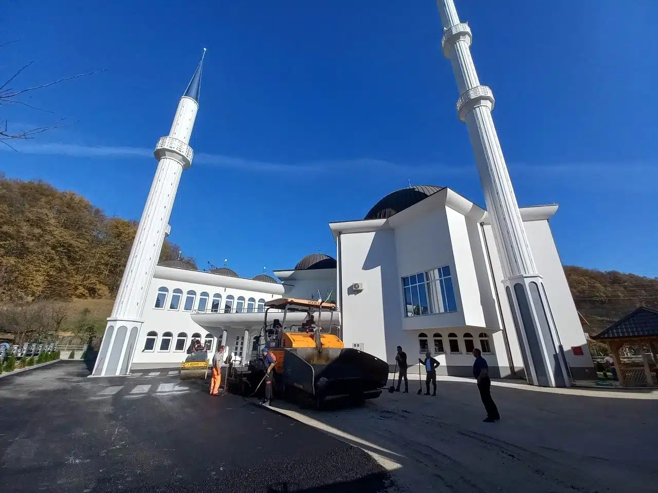 U toku radovi na asfaltiranju parkinga ispred novoizgađene džamije i islamskog centra u Sapni (FOTO)