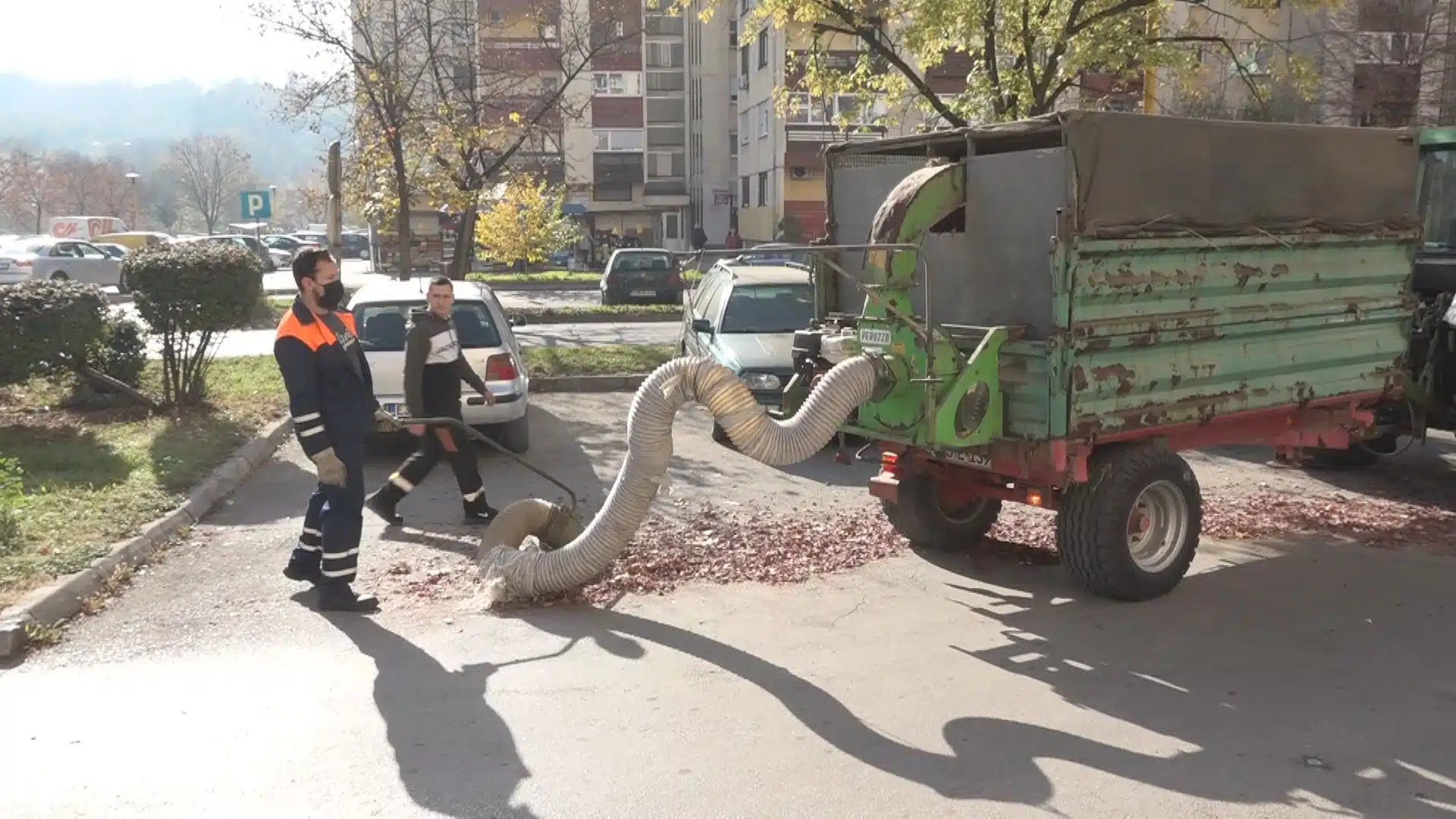 (Video) JKP “Komunalac” Tuzla: Pojačane aktivnosti na uklanjanju lišća sa tuzlanskih ulica