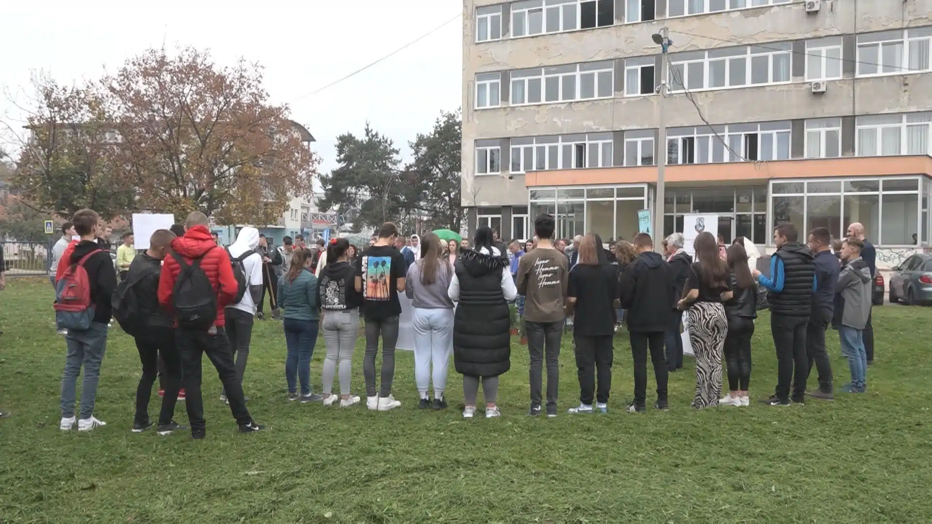 (Video) Pokreni se: Učenici i profesori Saobraćajne škole u Tuzli uređuju školsko dvorište