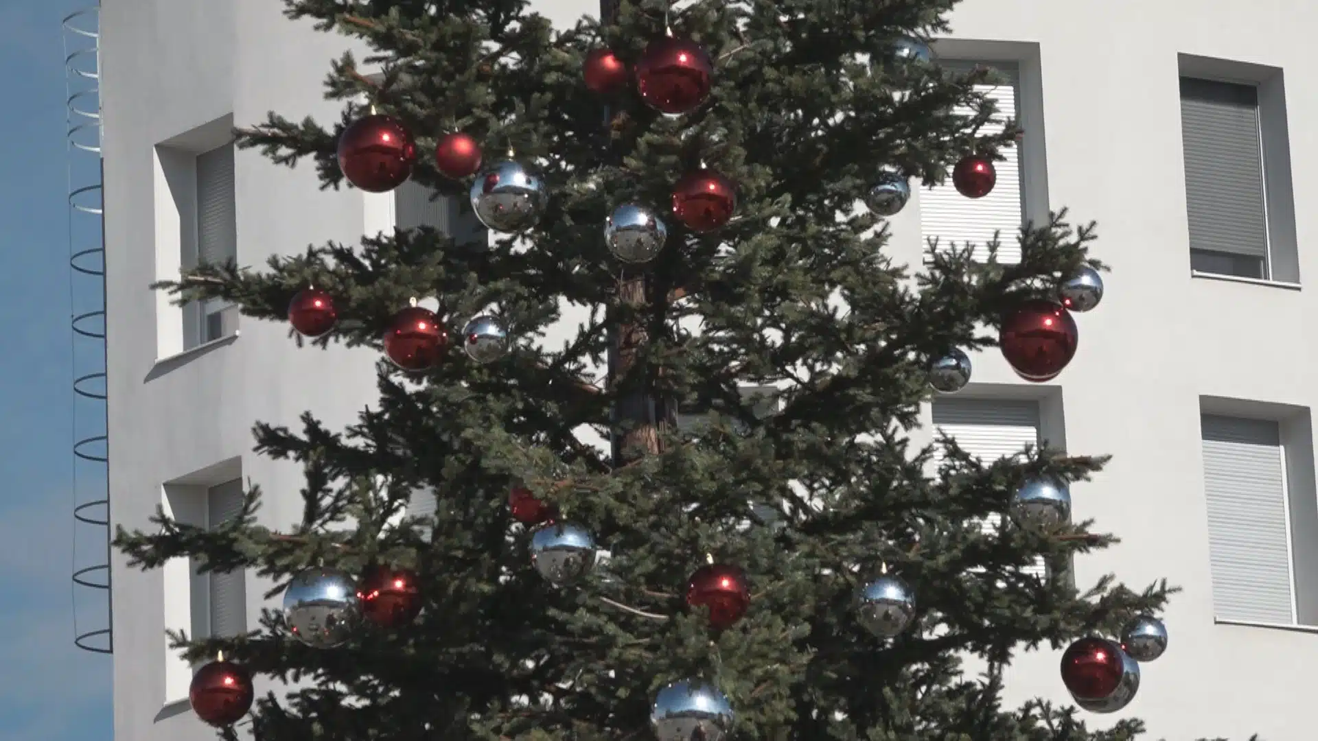 (Video) Tuzla uskoro u prazničnom ruhu, počelo ukrašavanje grada