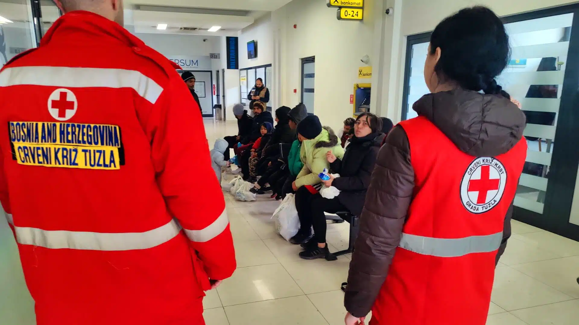 (Video) Crveni križ/krst Grada Tuzla poziva građane da doniraju odjeću i obuću migrantima