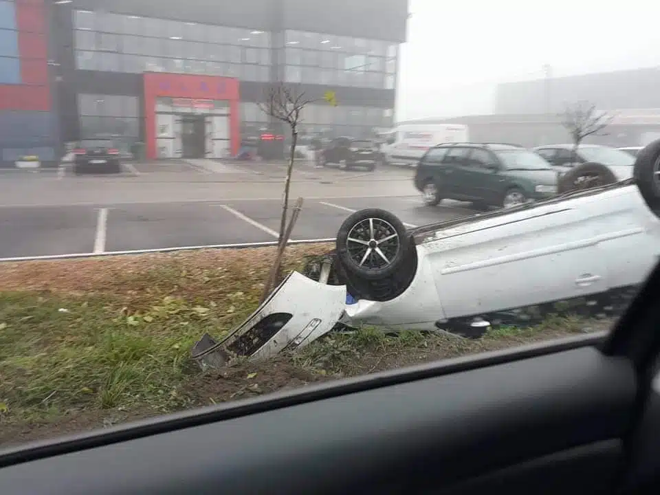Sletio sa puta kod Živinica