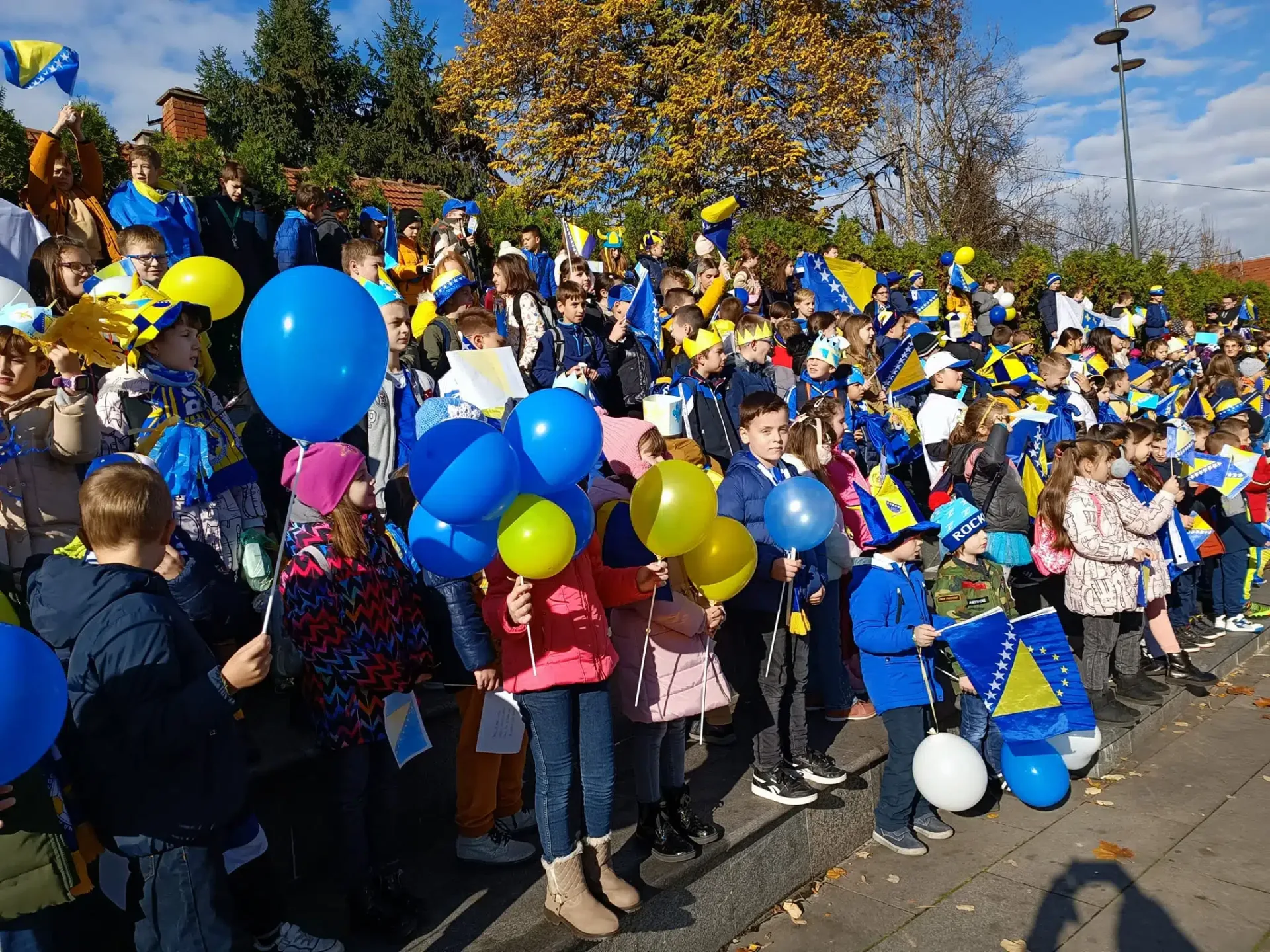 Učenici OŠ “Novi grad” obilježili Dan državnosti BiH, građani Tuzle oduševljeni (FOTO)