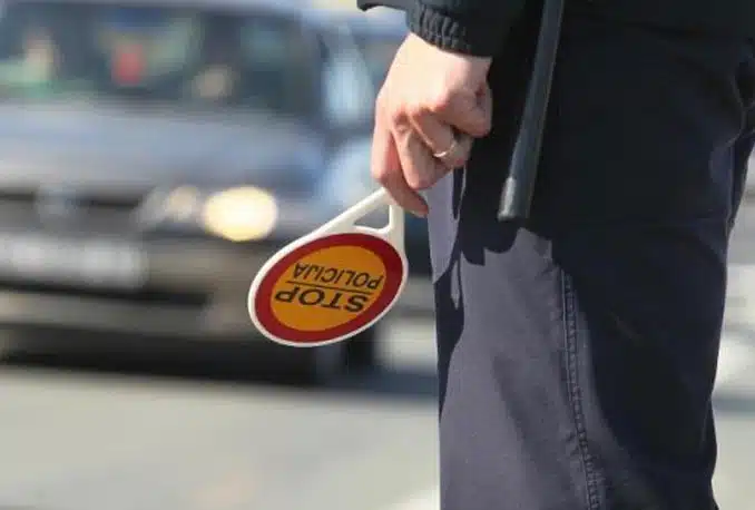 Tuzlaka policija zaustavila pijanog i bez dozvole: Utvrđeno da duguje 2.000 KM kazni, oduzet mu “BMW”