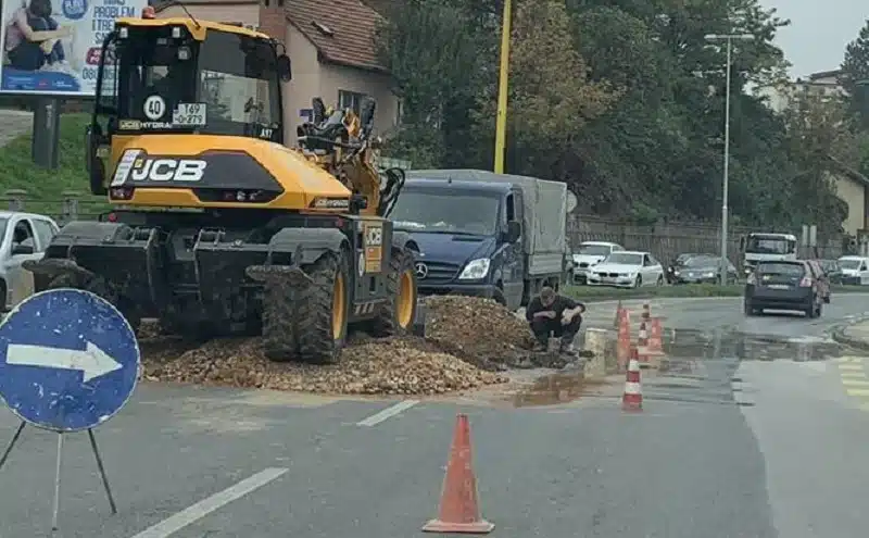 Zbog radova otežan saobraćaj u Tuzli, bez vode jedna ulica