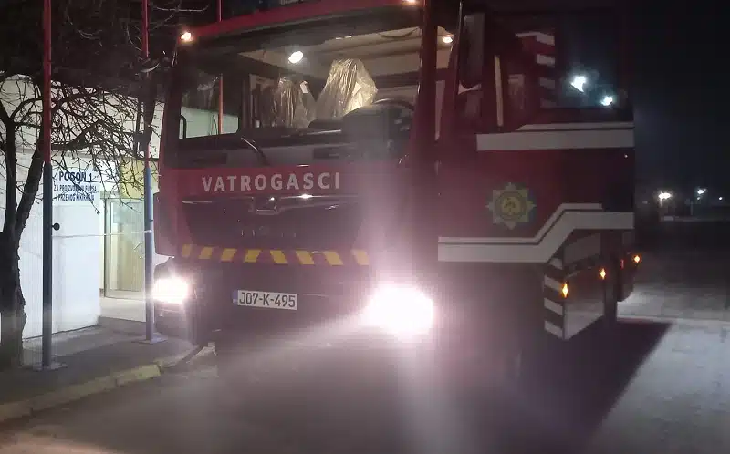 Tuzla: Vatrogasci gasili automobil u ulici Meše Selimovića