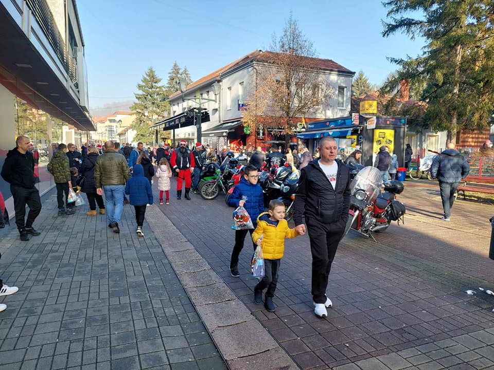 Može biti slika sljedećeg: 8 ljudi, ljudi stoje, osobe hodaju i ulica
