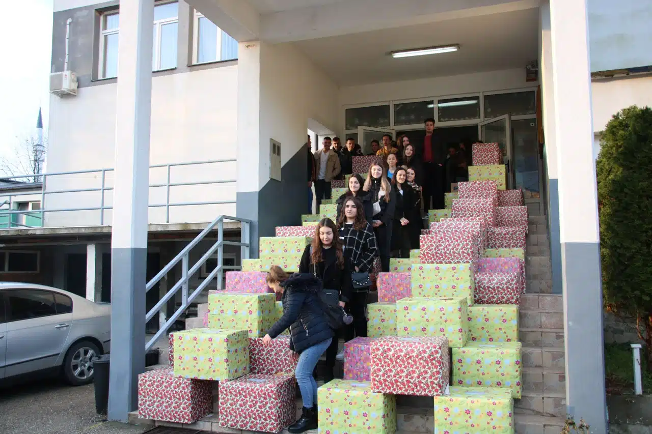 Učenici MSŠ Sapna pripremili i podijelili novogodišnje pakete djeci bez roditeljskog staranja (AUDIO+FOTO)