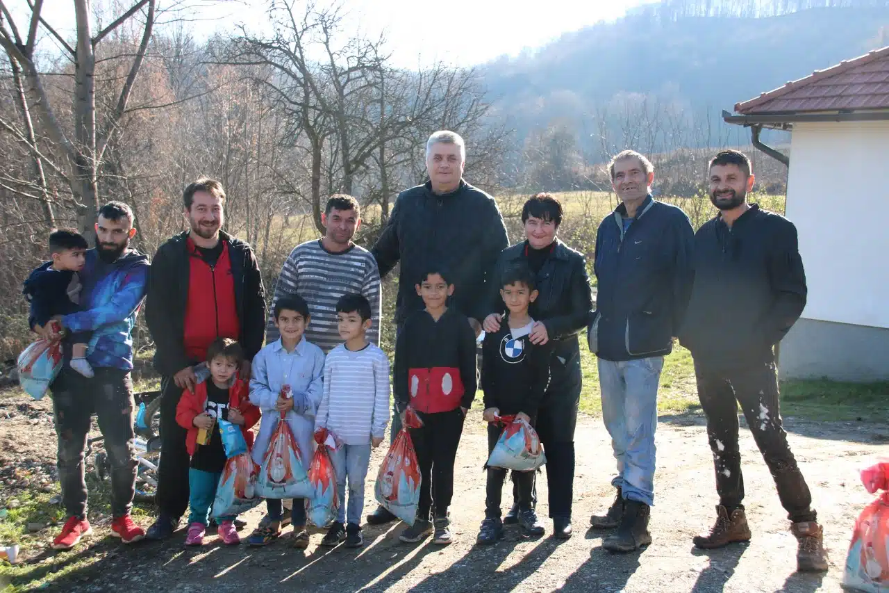 Načelnik Zudin Mahmutović romskoj djeci u naselju Biberovići podijelio paketiće (FOTO)