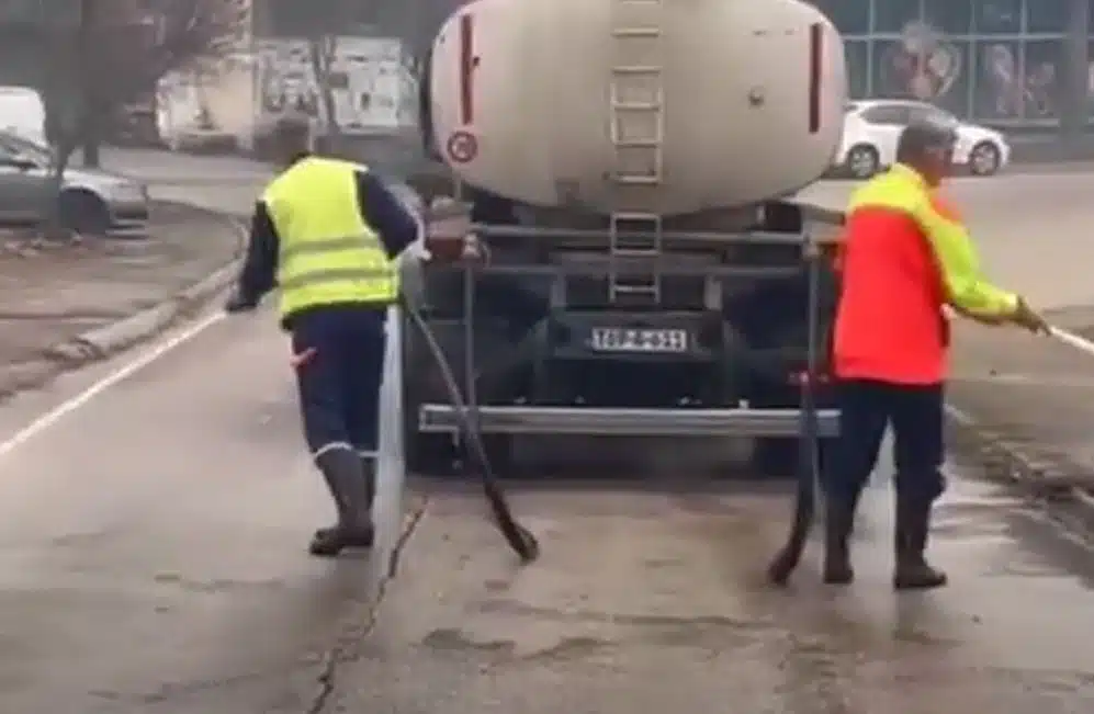 (VIDEO) Radnici JKP “Komunalac” krenuli sa pranjem ulica u prigradskim naseljima