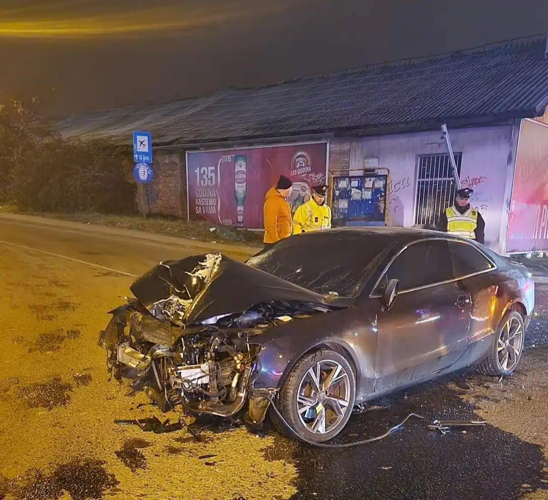 Teška nesreća u Tuzli, autom pokupio semafor (FOTO)