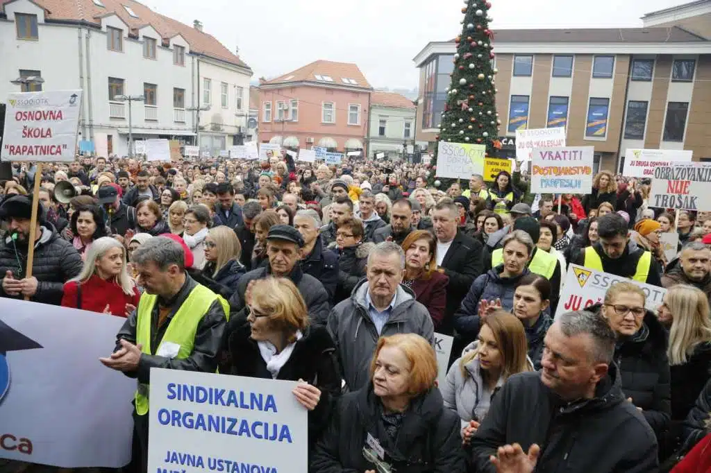 Protesti budžetskih korisnika na Sonom trgu u Tuzli (FOTO)