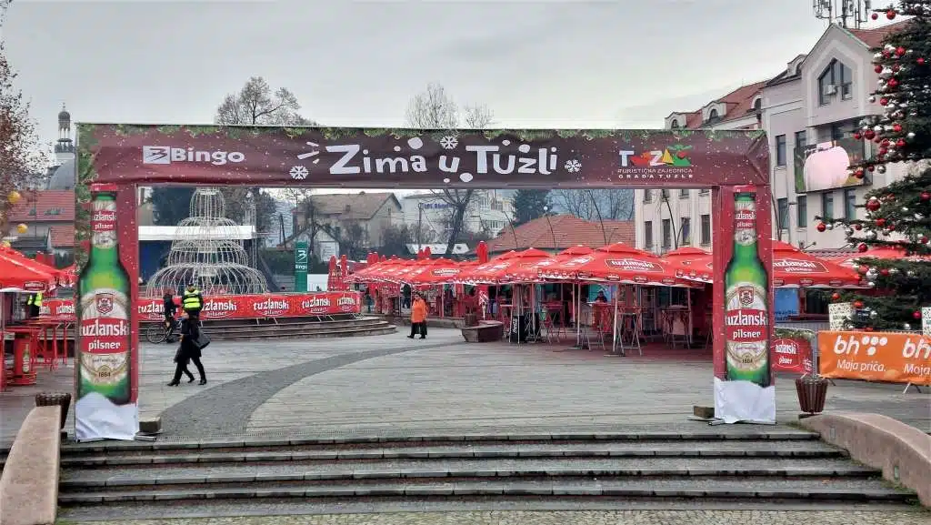 (Video) Klizalište i Trg slobode u Tuzli posjećeni i radnim danima, gosti iz drugih dijelova BiH, SAD-a,…