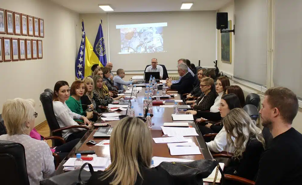 Kolegij gradonačelnika Tuzle: Povećati kapacitet vrelovoda, hitno riješiti problem javnog linijskog prevoza