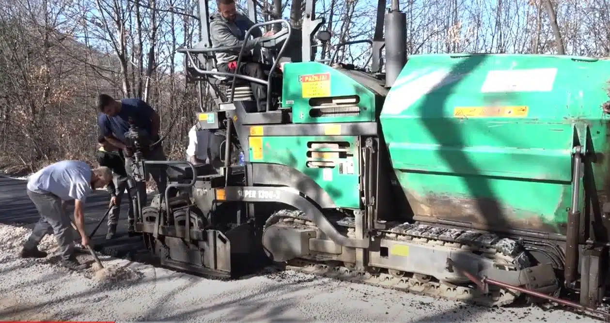 (Video) Počelo asfaltianje prilaznog puta ka groblju Veresike u naselju Tetima | .