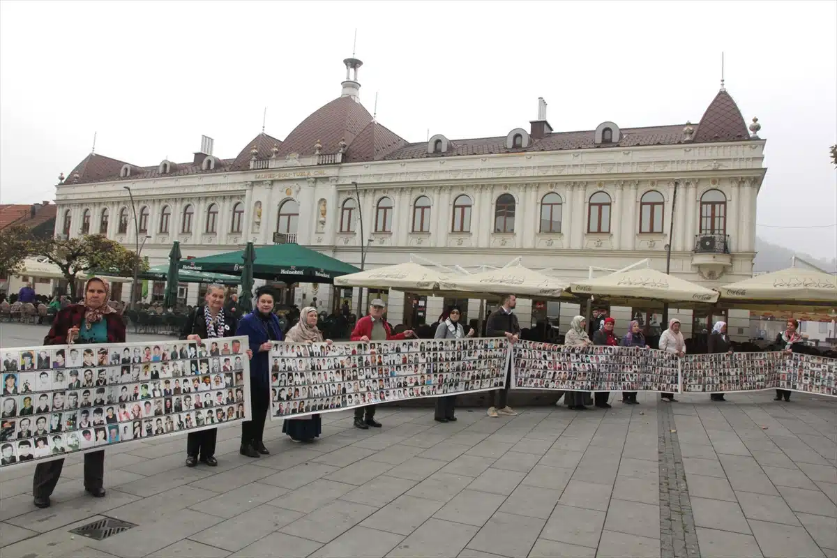 Mirni protesti Srebreničanki u Tuzli | .