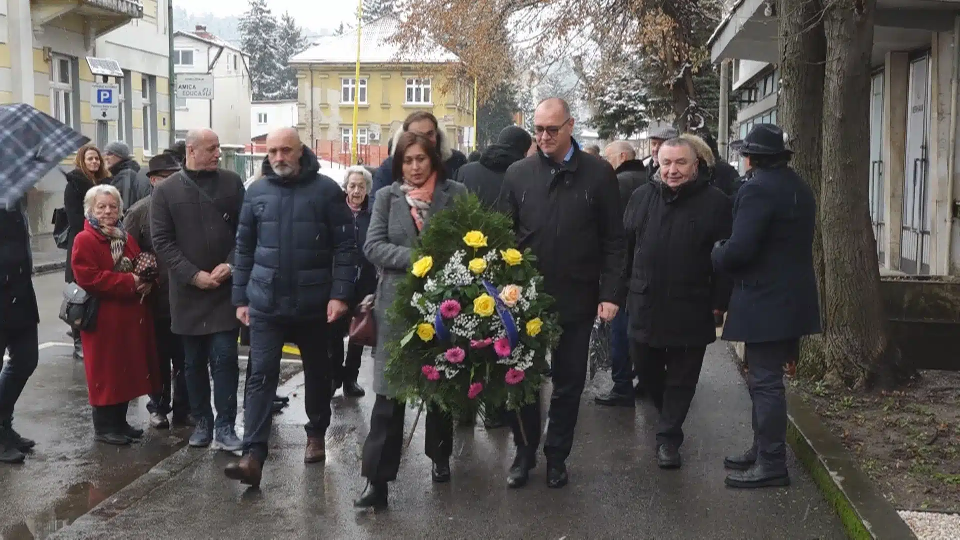(Video) Okruglim stolom i odavanjem poštovanja žrtvama na spomen obilježjima u Tuzli obilježen Međunarodni dan sjećanja na žrtve holokausta | .