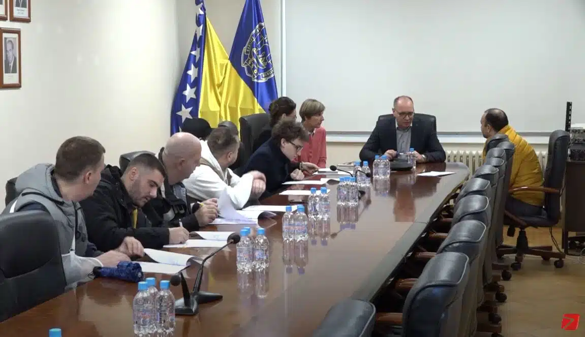 (Video) Grad Tuzla: Potpisani ugovori o dodjeli bespovratnih sredstava za prekvalifikaciju nezaposlenih osoba | .