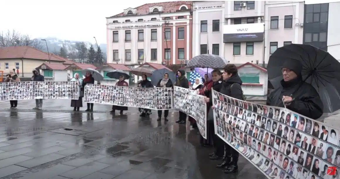 (Video) U Tuzli održan mirni protest Udruženja ” Žene Srebrenice” | .