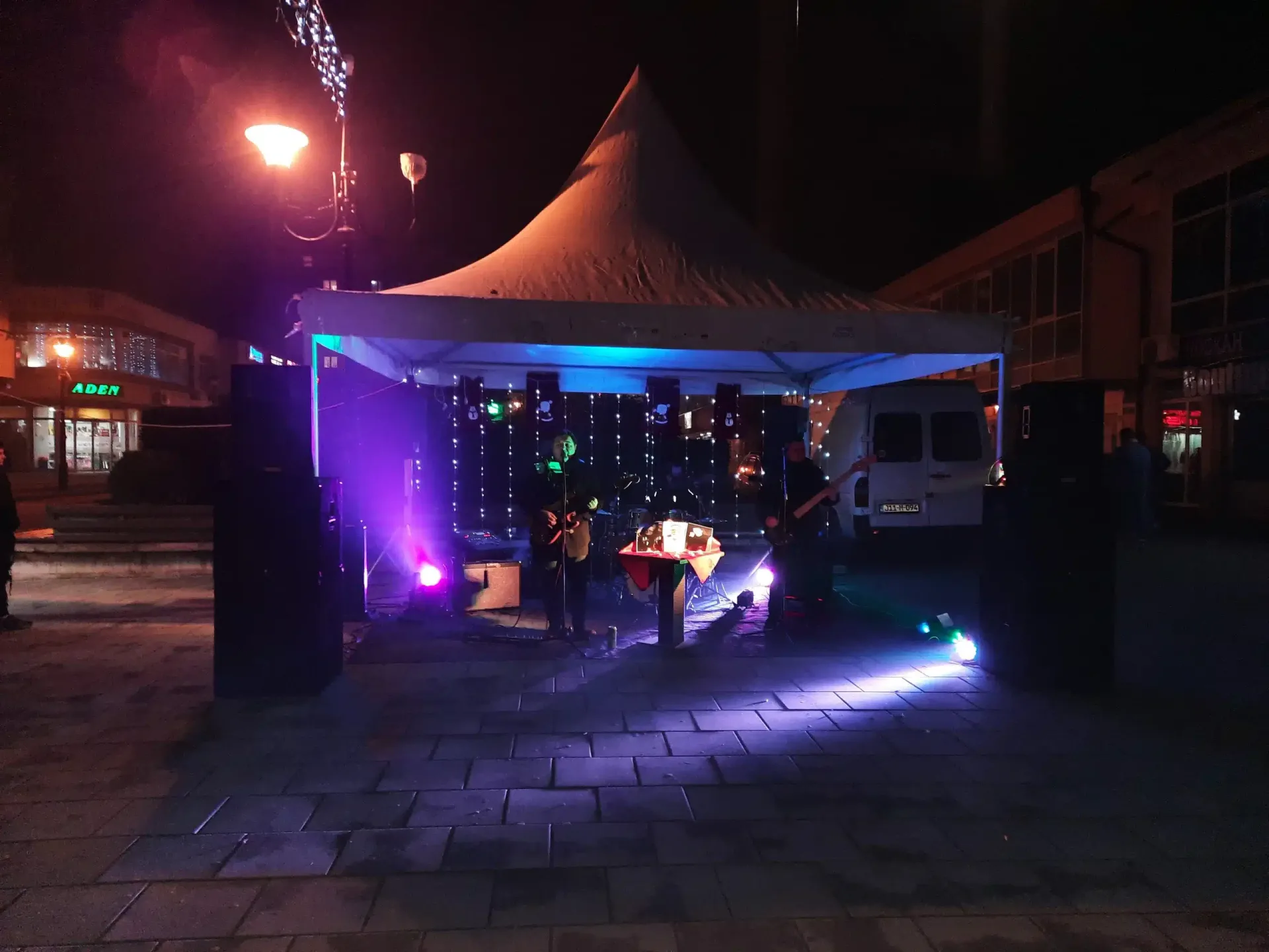 Zimske noći u Živinicama: Nastupao Phantom trio band