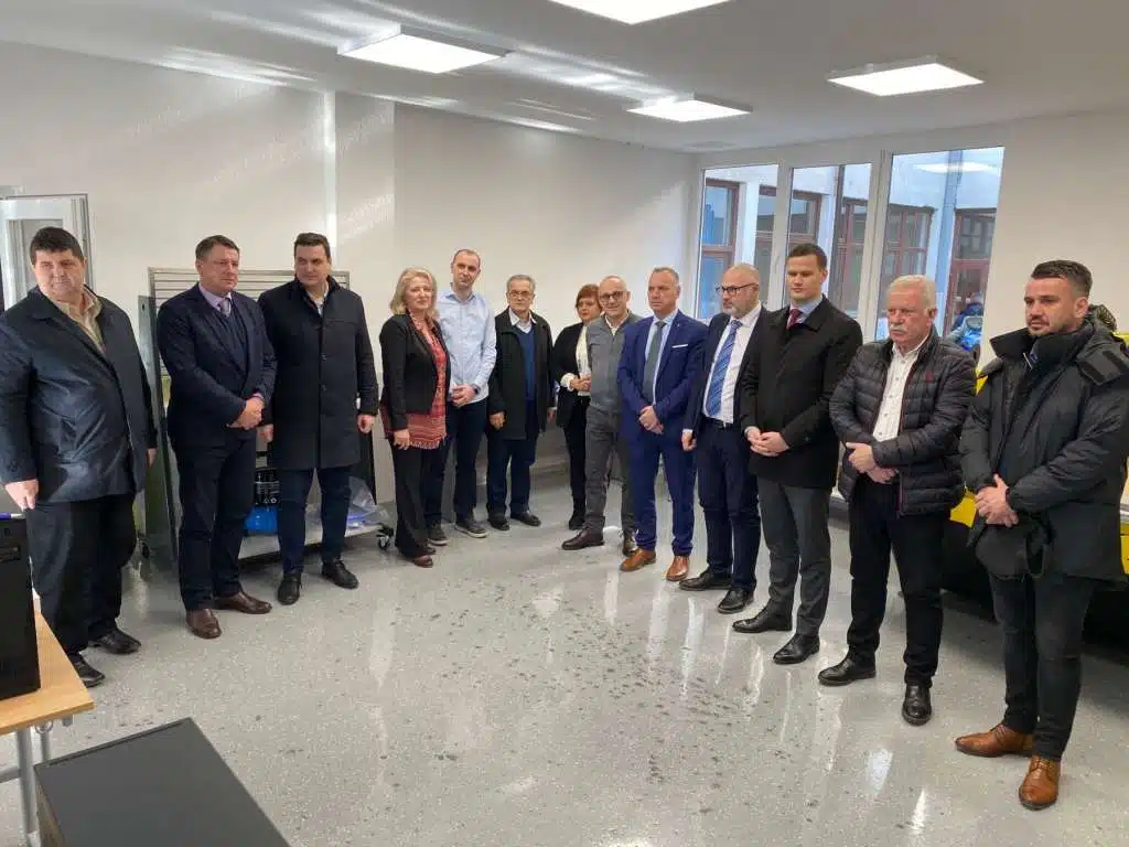 Premijer TK Irfan Halilagić i ministar obrazovanja i nauke TK Ahmed Omerović posjetili Tehnološki centar u Gračanici | RTVTK