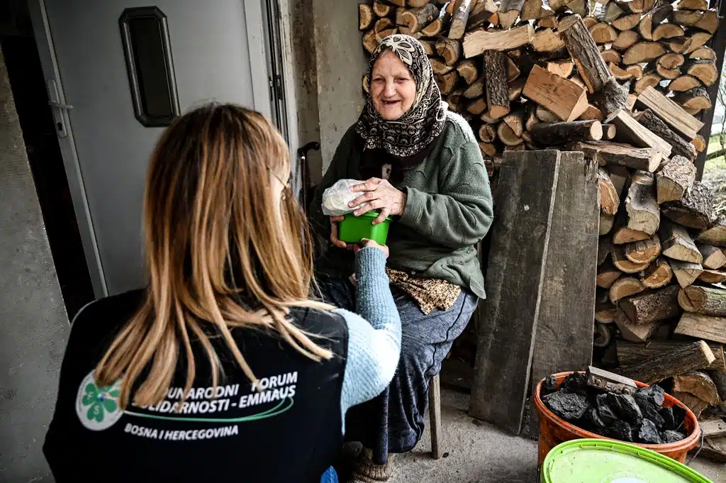MFS-EMMAUS: Ukusne i tople obroke svaki dan dostavljamo i na područje Grada Lukavca
