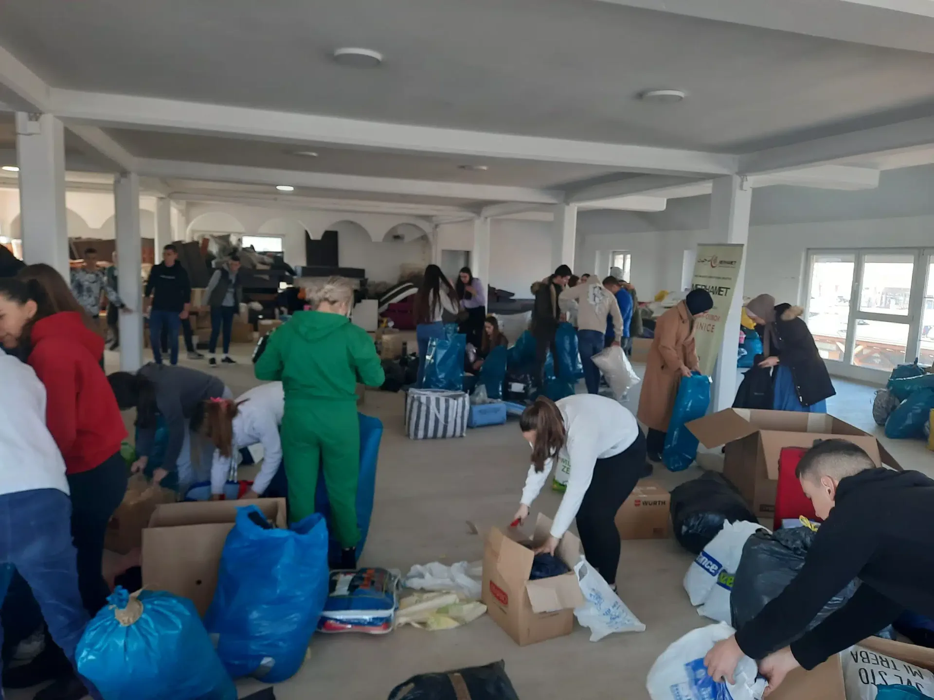 U Živinicama volonteri neumorno rade na sortiranju robe