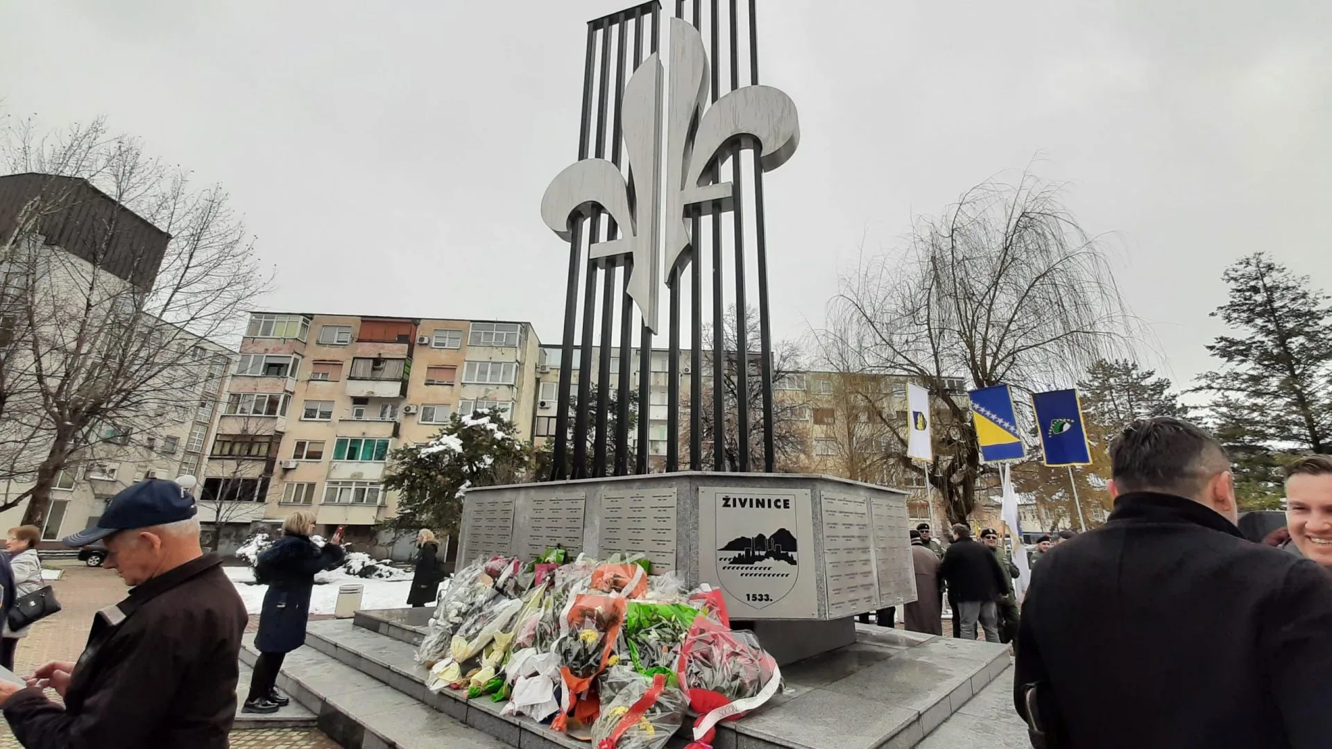 Svečanim defilom i polaganjem cvijeća na spomen obilježja u Živinicama obilježen Dan nezavisnosti BiH