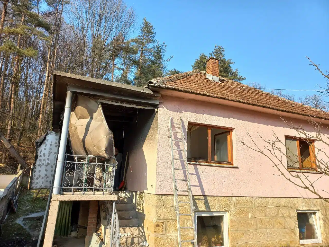 Požar lokalizovan brzom intervencijom komšija, policije i sapanjskih vatrogasaca (FOTO)