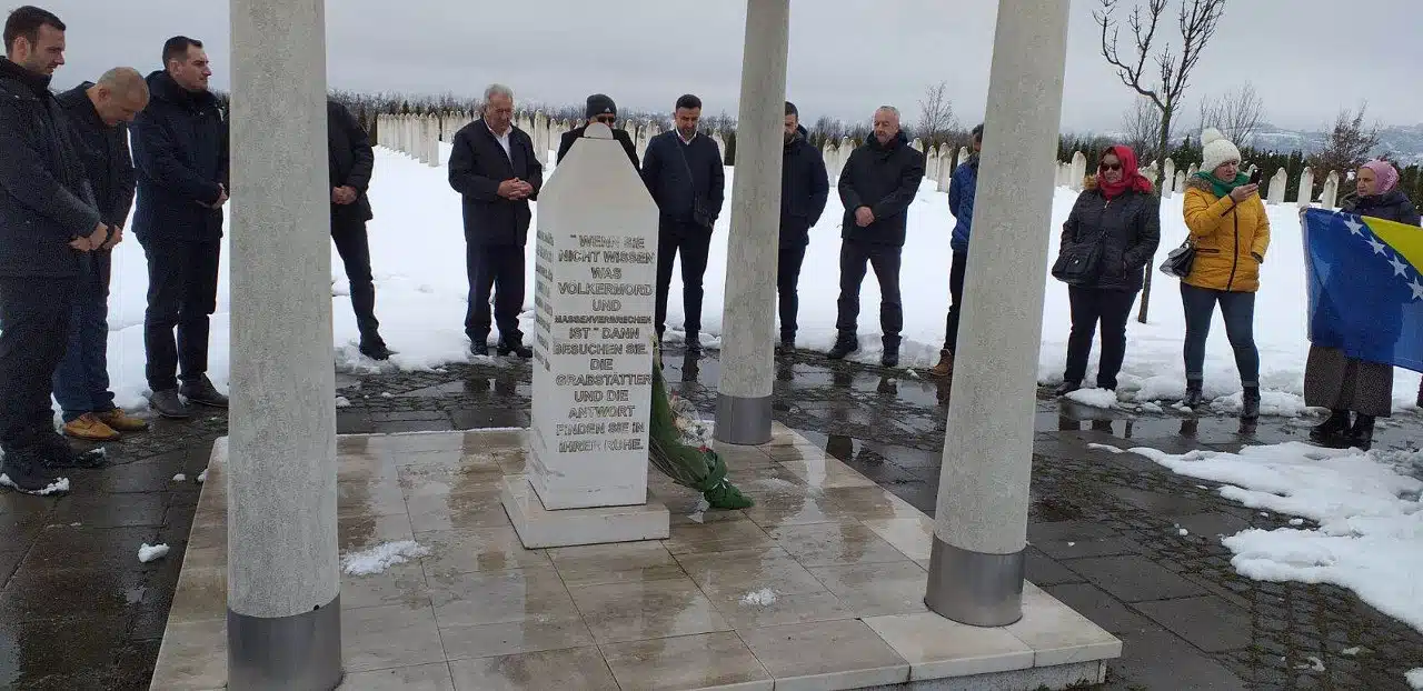 Povodom Dana nezavisnosti BiH u Memorijalnom centru i šehidskom mezarju u Gornjoj Kalesiji upriličen vjerski program (FOTO)