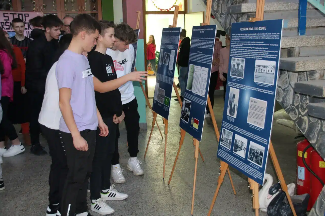 Muzejska postavka povodom Dana nezavisnosti BiH otvorena u OŠ Sapna (AUDIO+FOTO)