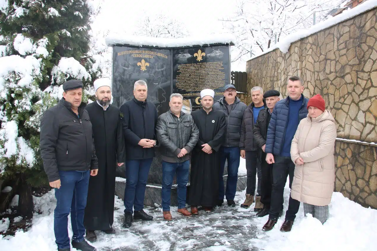 Polaganjem cvijeća i odavanjem počasti šehidima nastavljeno obilježavanje 30. godišnjice od formiranja 206. viteške brdske brigade (FOTO)