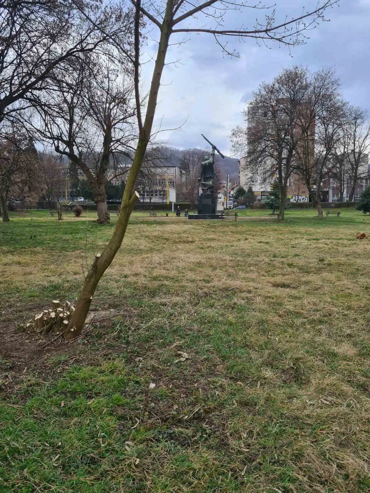 Pripremni radovi za proljetnu sezonu u Tuzli: Uređenje parkovskih površina i održavanje higijene grada