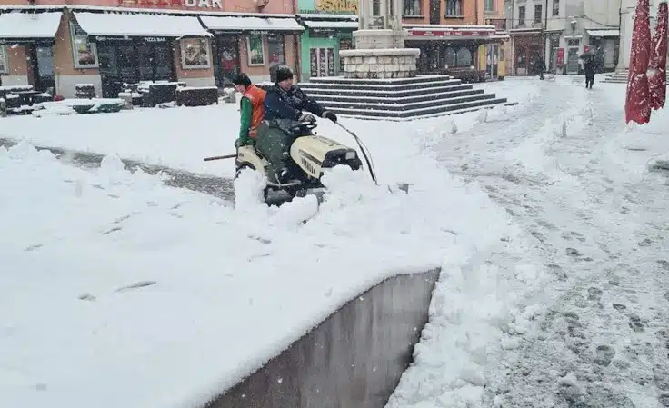 (Foto) Radnici Komunalca u Tuzli uklanjaju snijeg sa saobraćajnica, trotoara, mostova