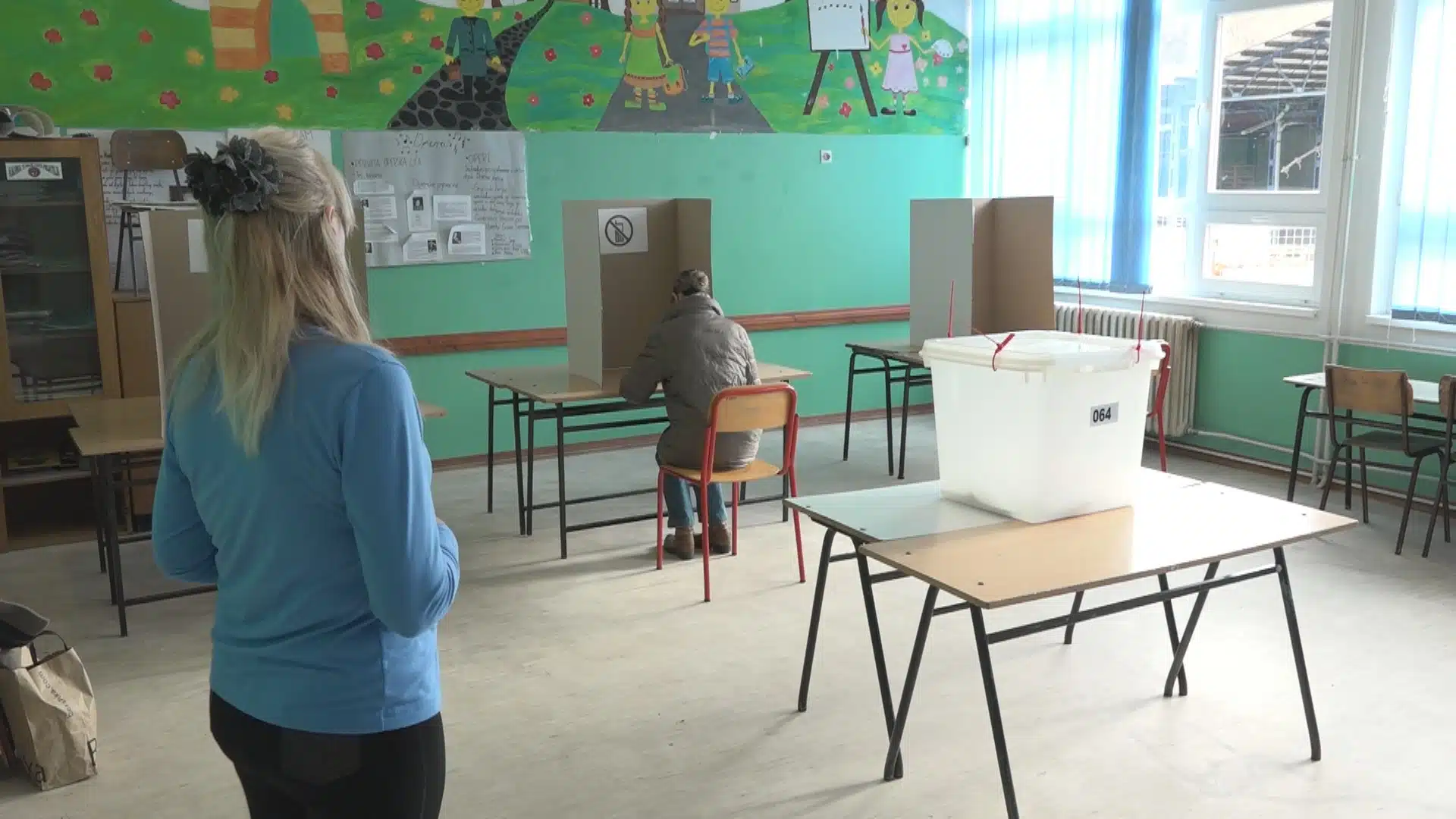 (VIDEO) Odzivom birača nezadovoljni i u OŠ “Miladije” – Pozivaju građane da provjere svoje biračko mjesto | .
