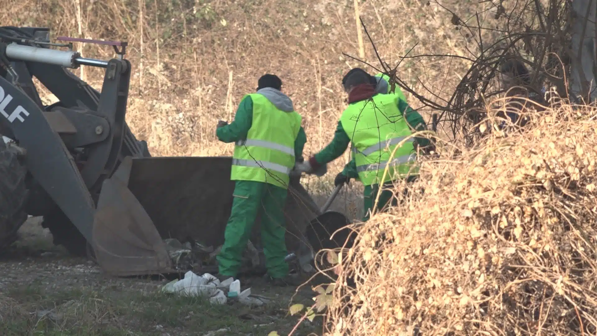 ( VIDEO) Komunalac u zapadnom dijelu grada uklanjao divlje deponije smeća |