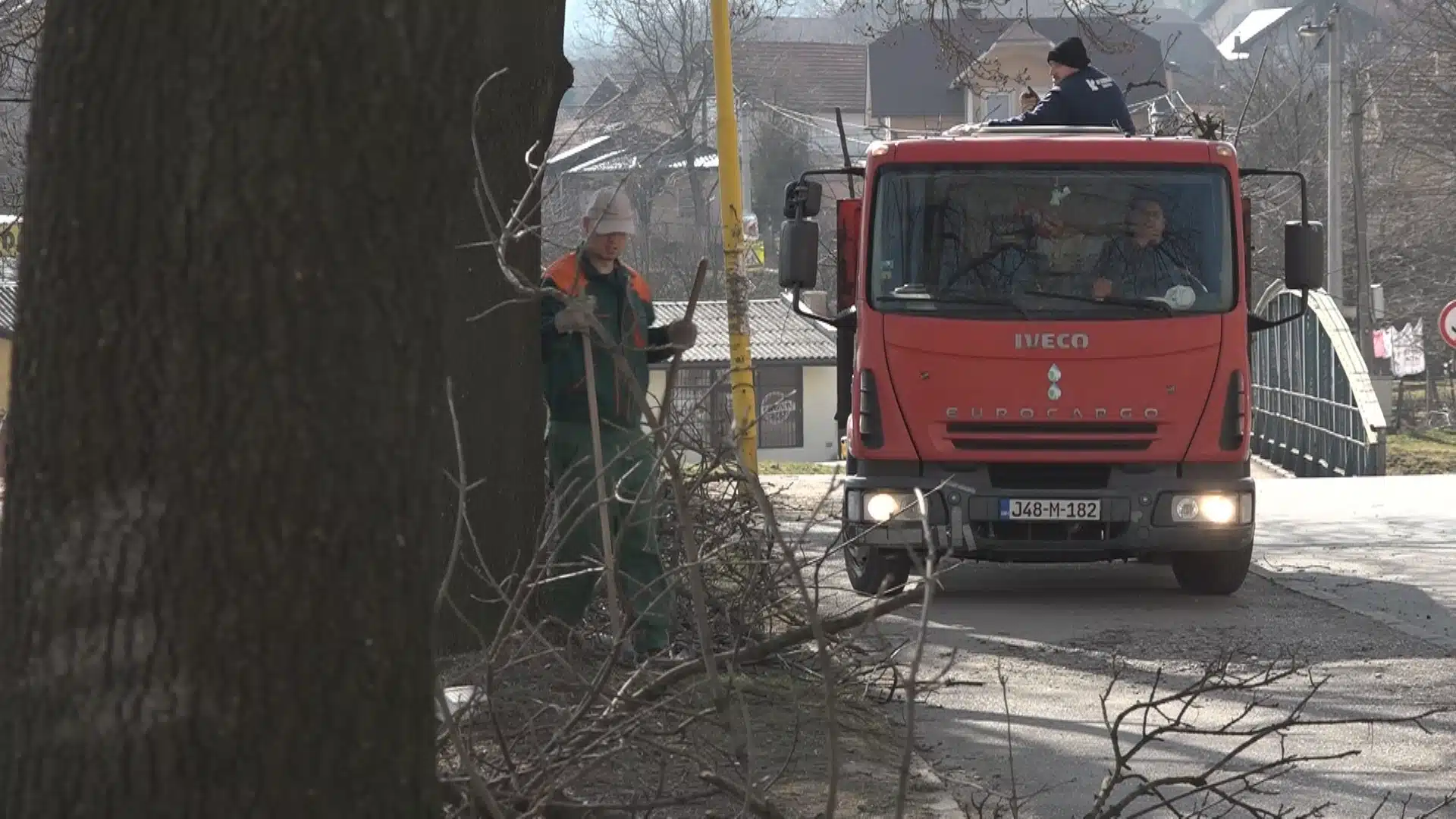 (Video) Pripremni radovi za proljetnu sezonu: Orezivanje stabala i održavanje higijene grada |