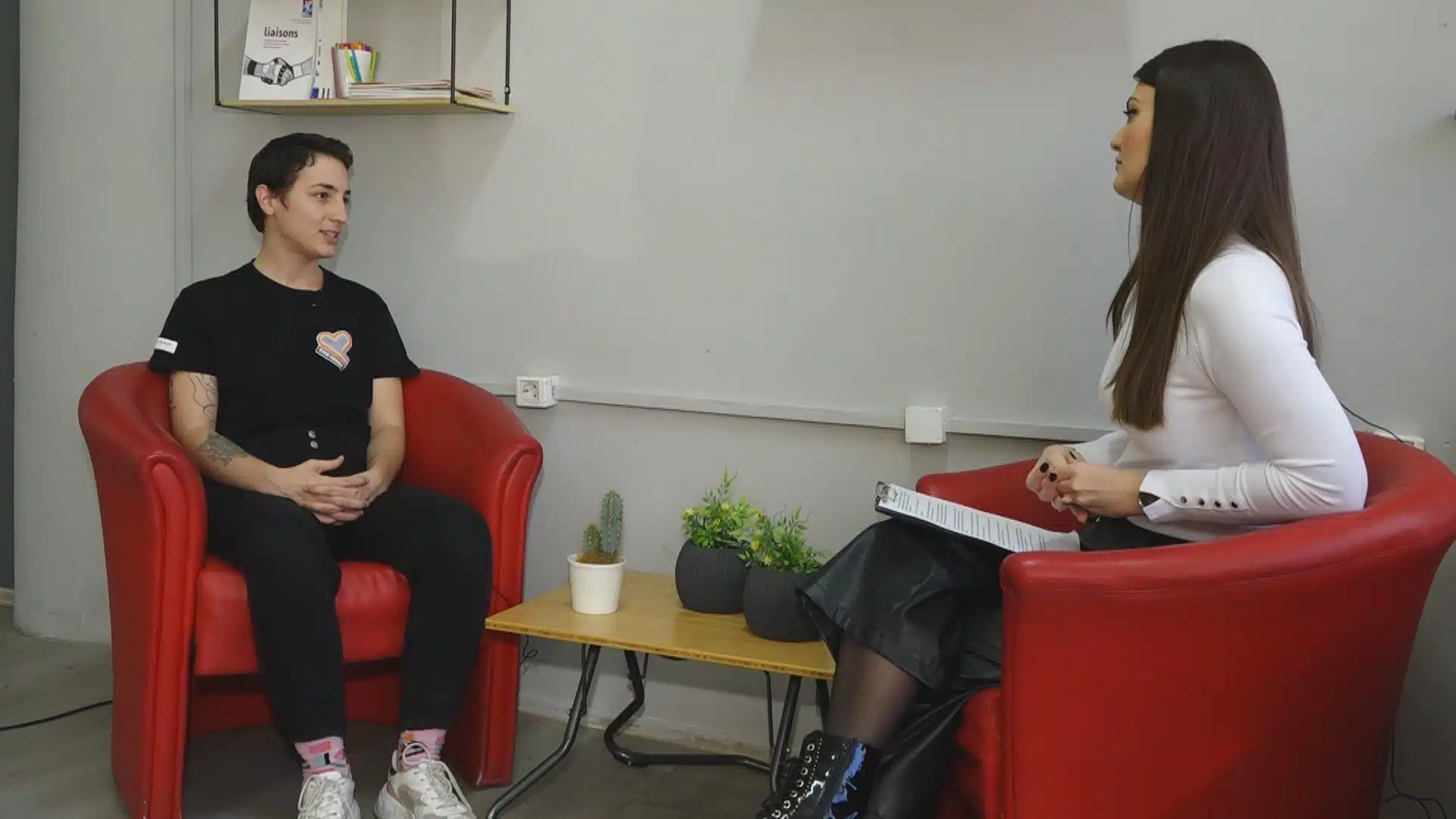 (Video) U Omladinskom klubu o Tuzlanskom otvorenom centru, gender spektru, feminizmu i osmomartovskom maršu |