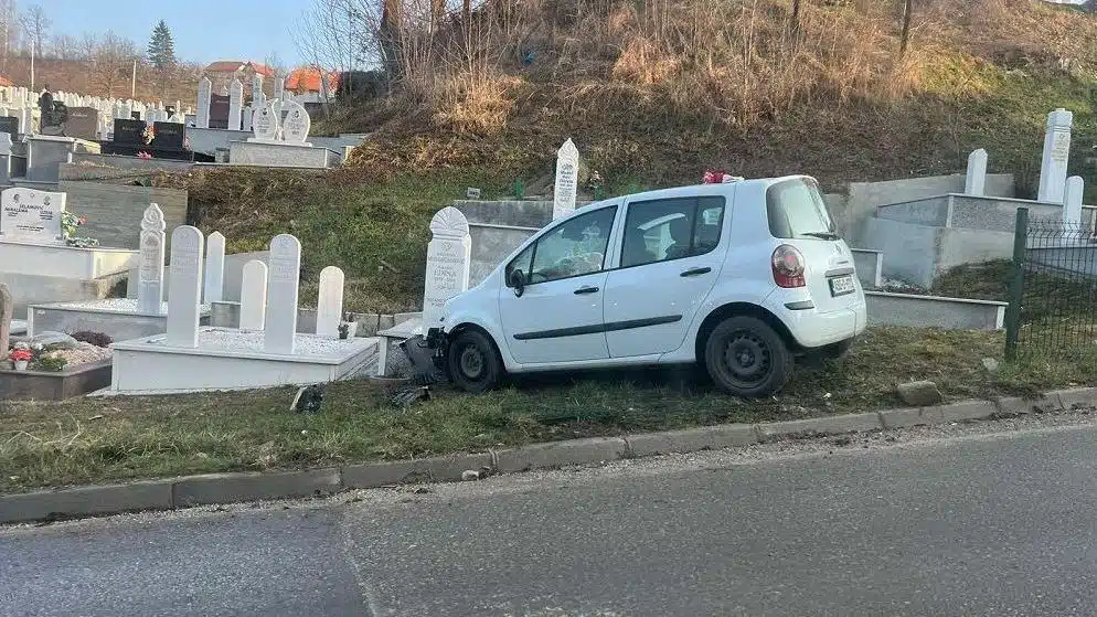 Izgubio kontrolu nad vozilom u Tuzli i završio u mezarju