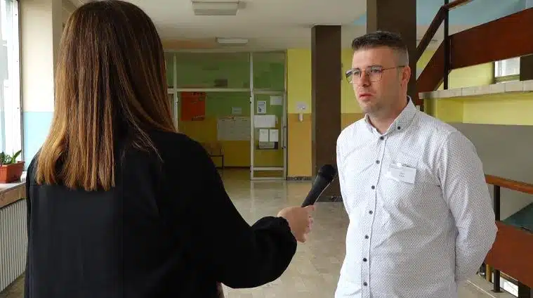 (VIDEO) Prijevremeni izbori: Slab odziv građana na biralištima u Gimnaziji Meša Selimović u Tuzli | .