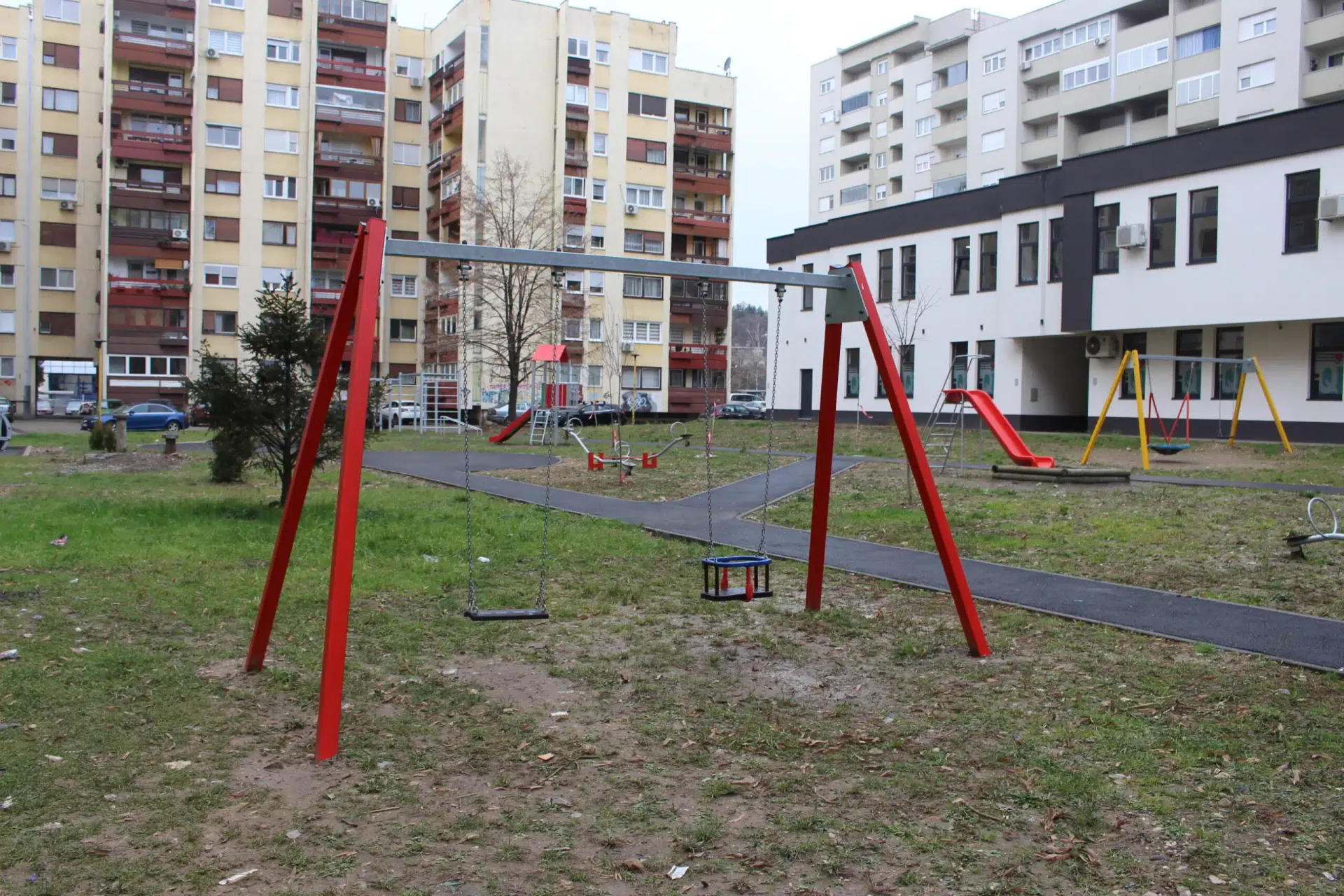 Završne aktivnosti na uređenju novog dječijeg igrališta u tuzlanskom naselju Sjenjak
