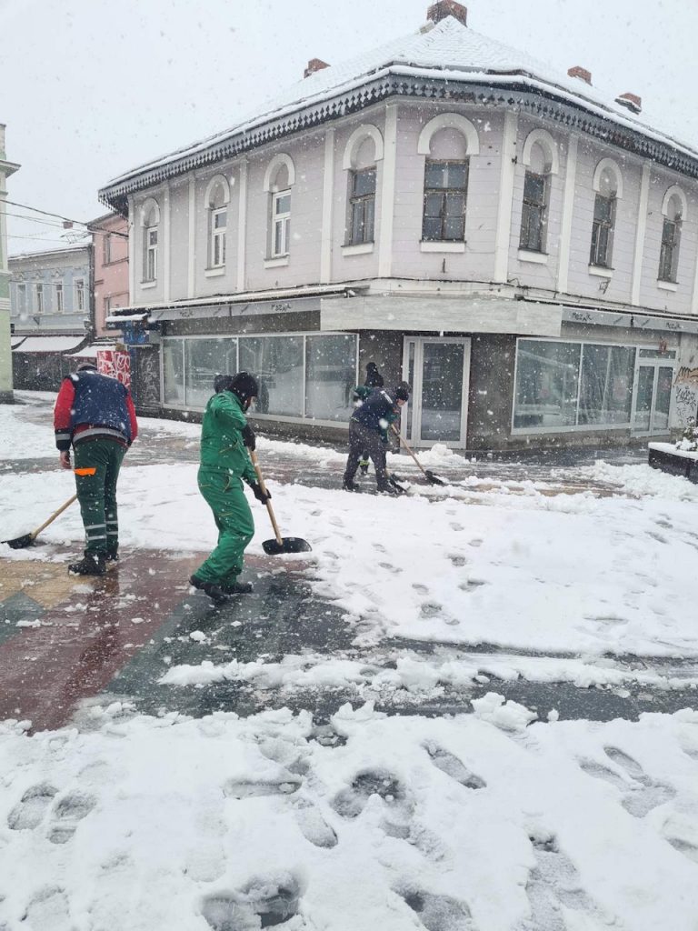 (foto) radnici komunalca u tuzli uklanjaju snijeg sa saobraćajnica, trotoara, mostova