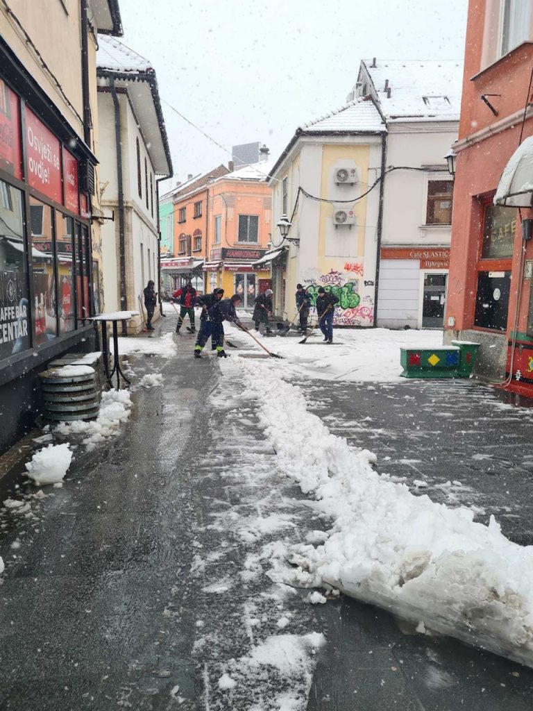 (foto) radnici komunalca u tuzli uklanjaju snijeg sa saobraćajnica, trotoara, mostova